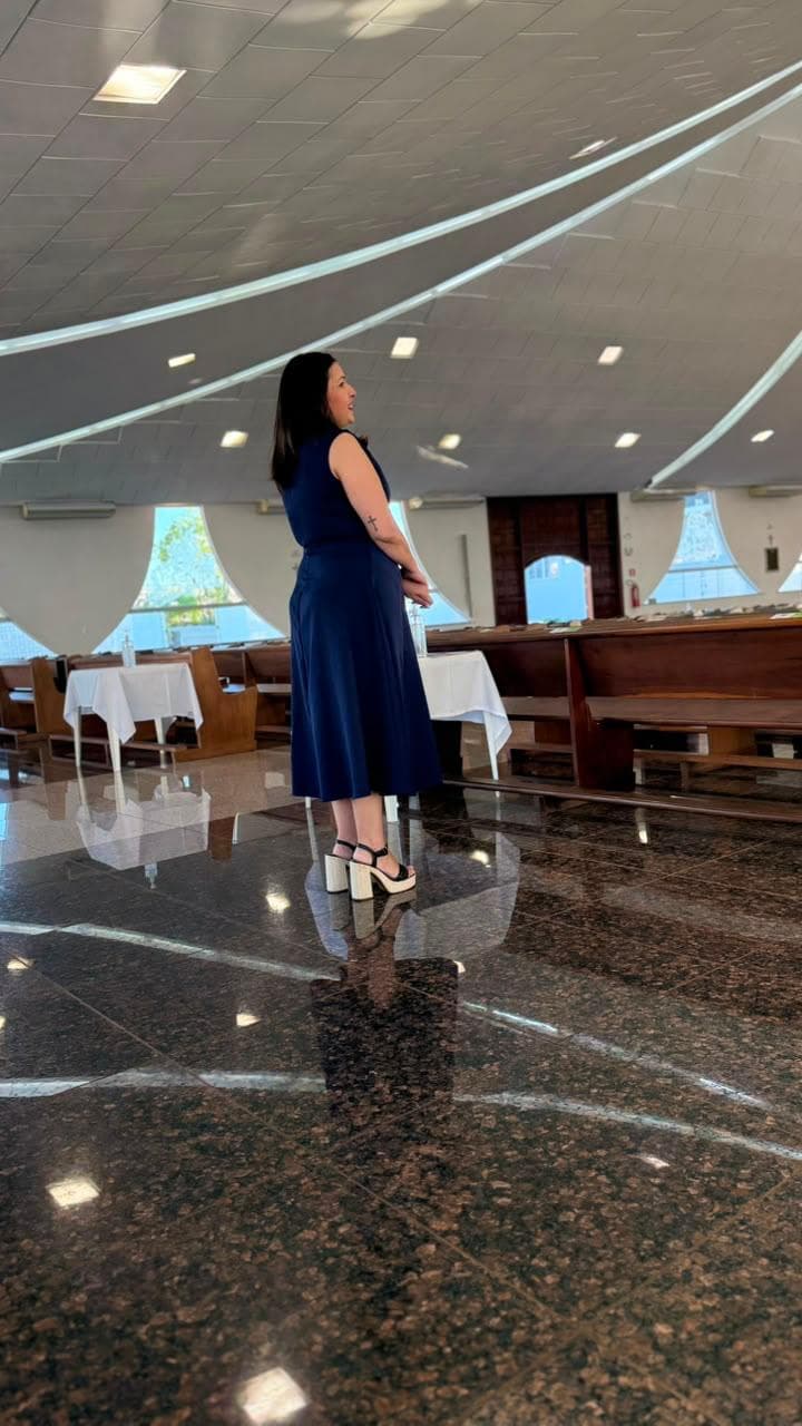 Cerimonialista da Momento Duos conduzindo uma cerimônia na igreja